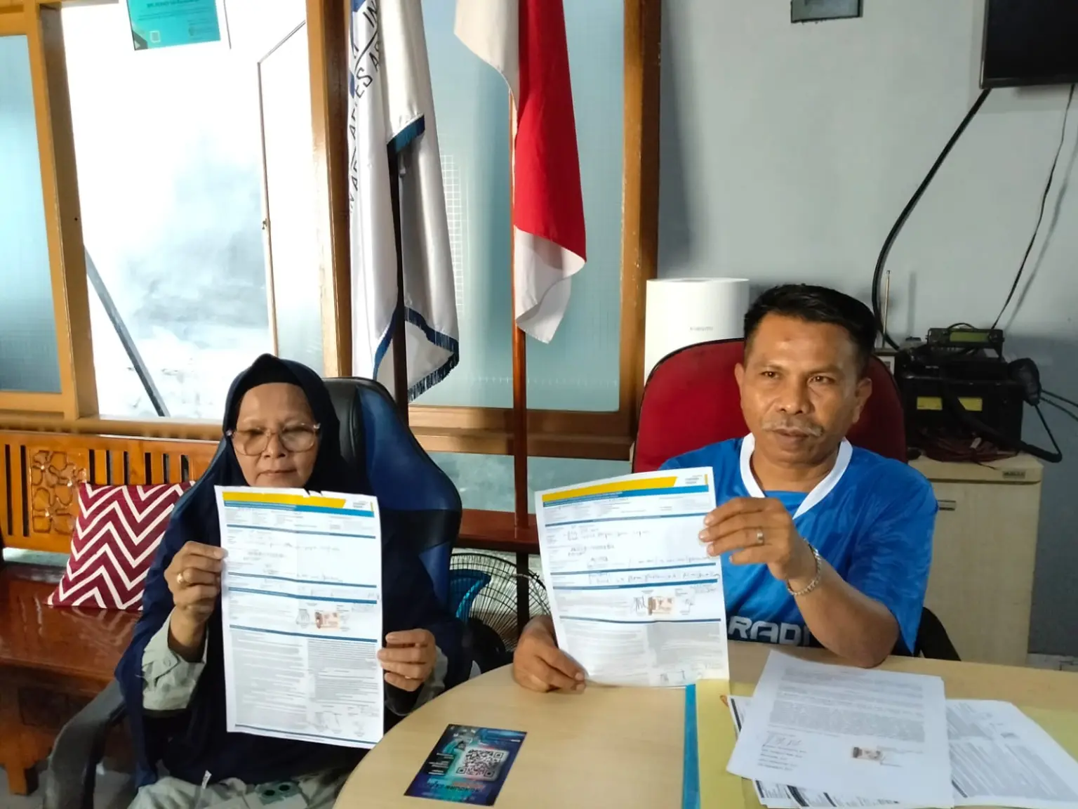 Kusyanti, pensiunan guru yang menjadi korban penipuan oleh karyawan bank di Purwokerto, menunjukan surat kuasanya, didampingi Advokat Djoko Susanto, di kantor Klinik Hukum Peradi SAI, Rabu (13/05/2026).