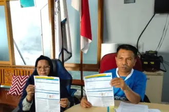 Kusyanti, pensiunan guru yang menjadi korban penipuan oleh karyawan bank di Purwokerto, menunjukan surat kuasanya, didampingi Advokat Djoko Susanto, di kantor Klinik Hukum Peradi SAI, Rabu (13/05/2026).