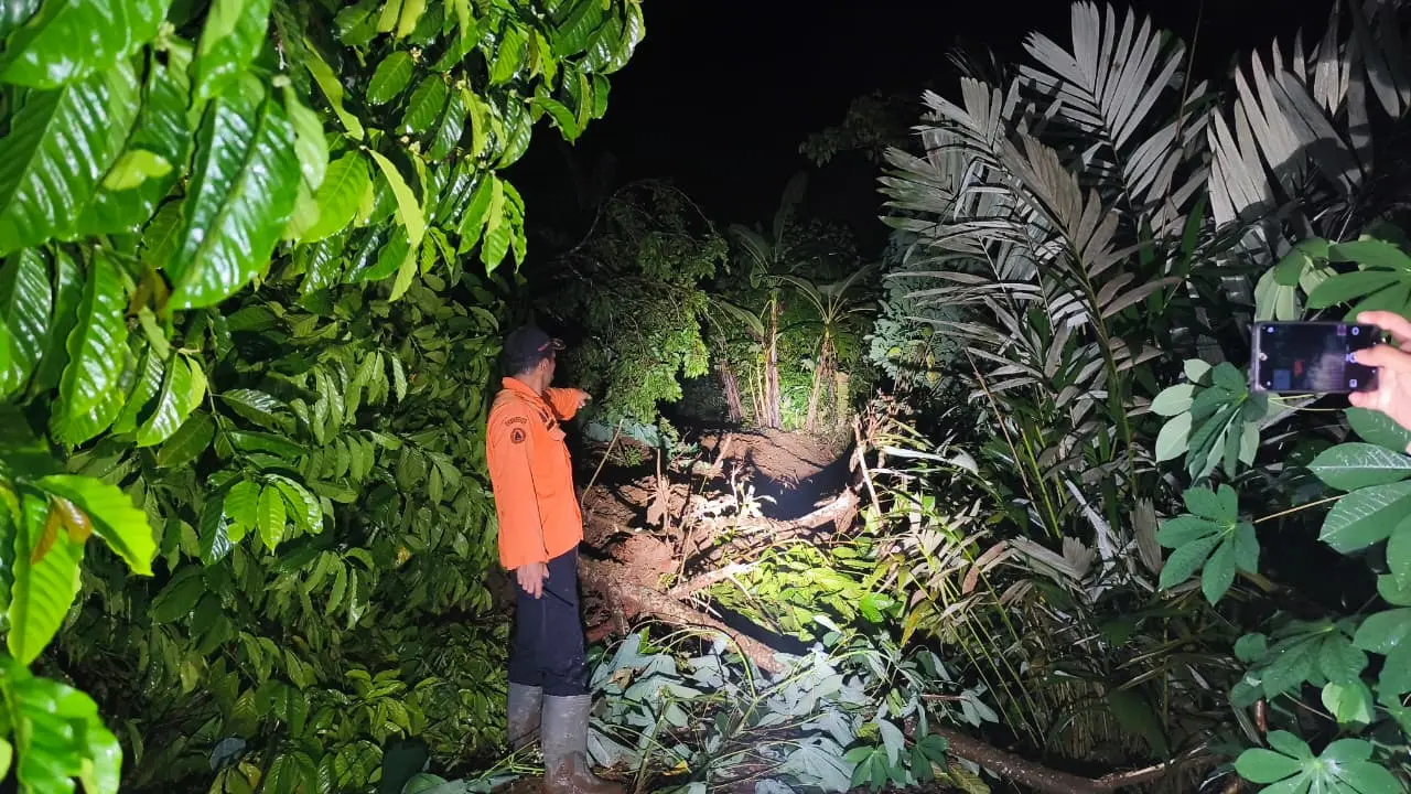 BPBD saat cek mahkota longsor di Desa Petuguran Punggelan, Sabtu malam (16/5/2026). (Foto: BPBD Banjarnegara).