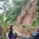 Kondisi longsor di Desa Petuguran yang menutup jalan dan mengancam pemukiman warga, Sabtu sore (16/5/2026). (foto: Kiriman warga).