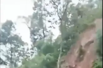 Kondisi longsor di Desa Petuguran yang menutup jalan dan mengancam pemukiman warga, Sabtu sore (16/5/2026). (foto: Kiriman warga).
