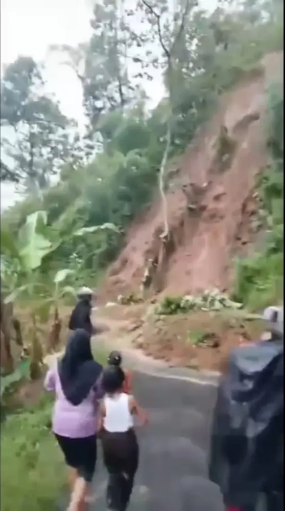 Kondisi longsor di Desa Petuguran yang menutup jalan dan mengancam pemukiman warga, Sabtu sore (16/5/2026). (foto: Kiriman warga).
