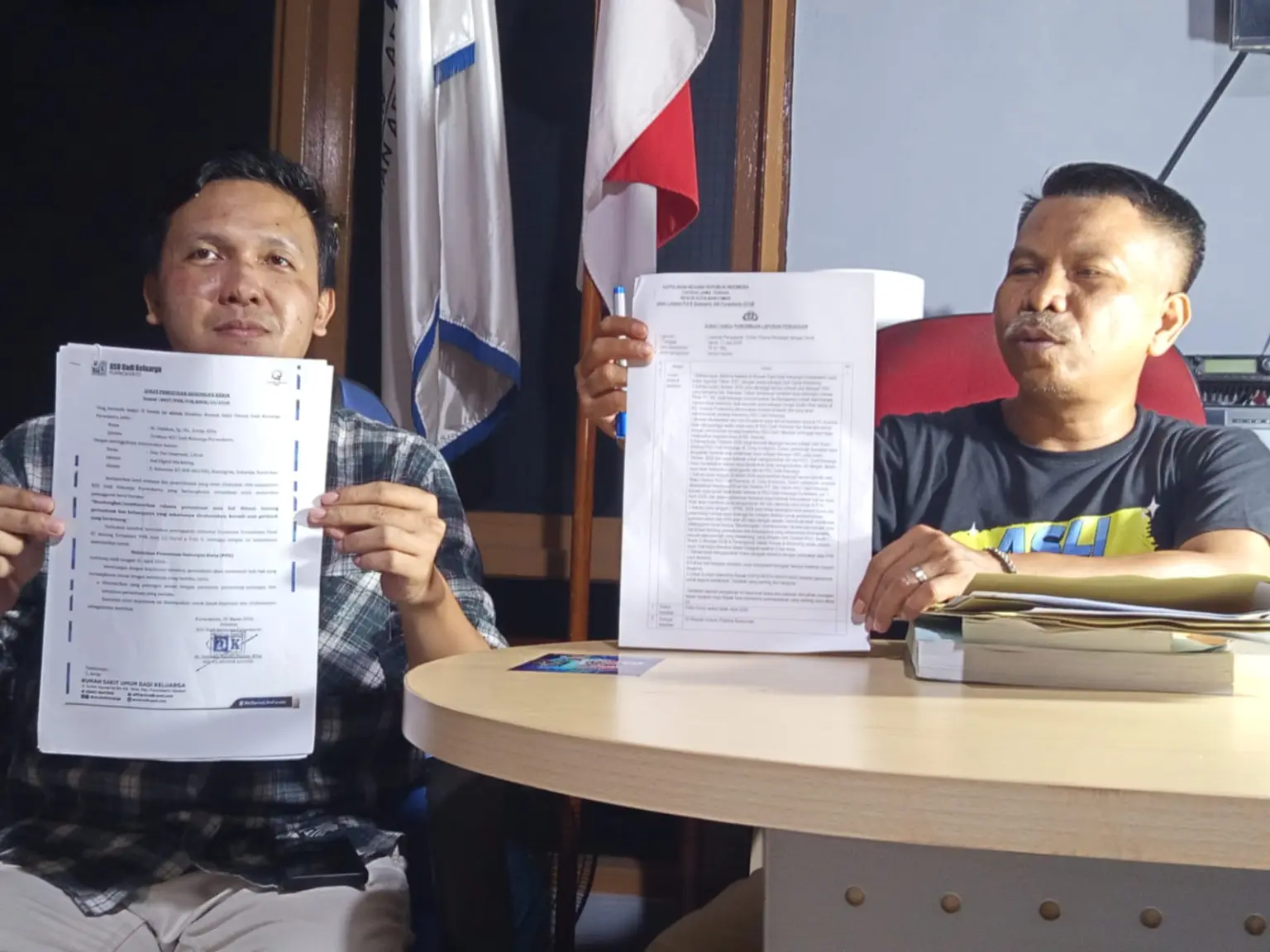 Diar Dwi Iskarnadi, mantan karyawan RS Dadi Keluarga, di dampingi Advokat Djoko Susanto, menunjukan surat kuasa, di kantor Klinik Peradi SAI Purwokerto, Senin (11/05/2026) malam.