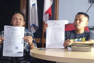 Diar Dwi Iskarnadi, mantan karyawan RS Dadi Keluarga, di dampingi Advokat Djoko Susanto, menunjukan surat kuasa, di kantor Klinik Peradi SAI Purwokerto, Senin (11/05/2026) malam.