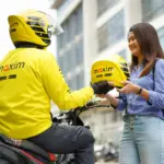 Driver Maxim tengah melayani pelanggan.(dok Maxim Indonesia)
