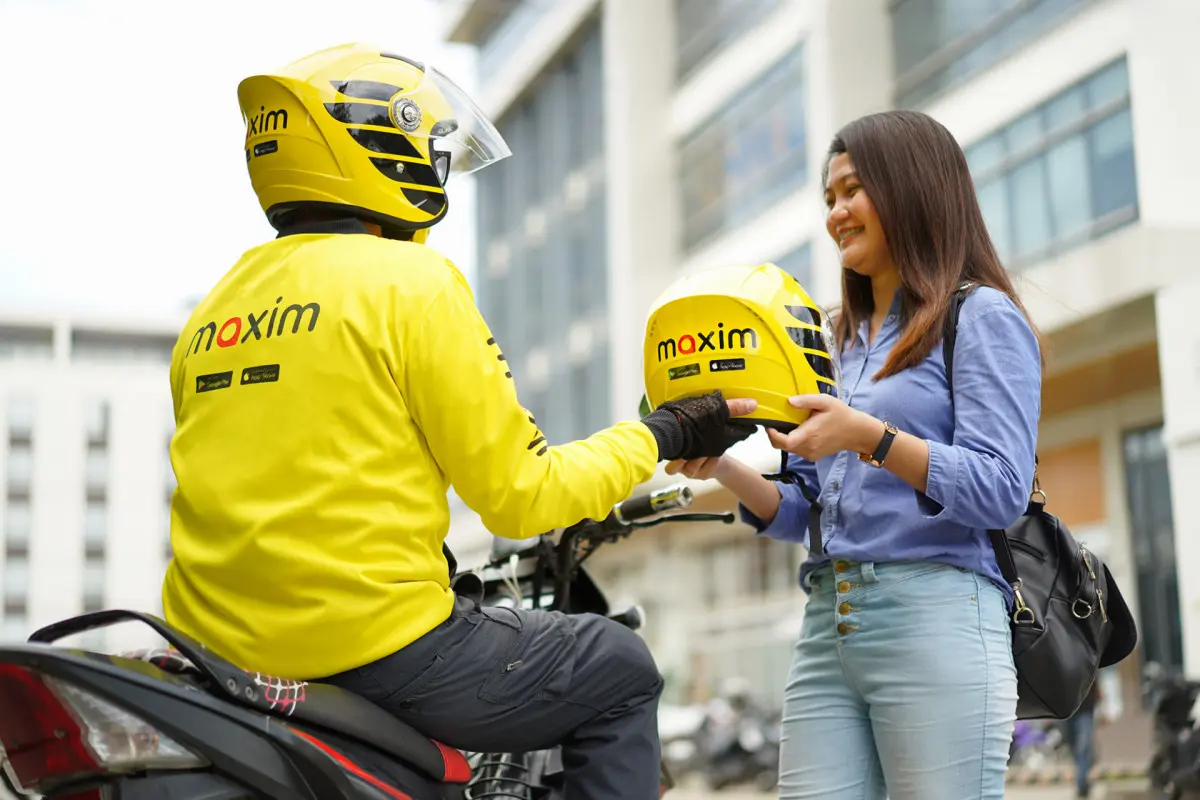 Driver Maxim tengah melayani pelanggan.(dok Maxim Indonesia)