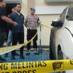 Kasat Reskrim dan jajaran saat menunjukkan mobil milik istri kades Hoho yang dibakar oleh mantan orang dekatnya, Selasa (19/5/2026). (Foto: Heri C)