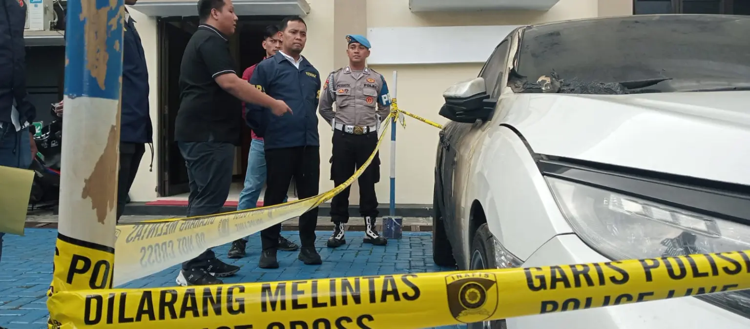 Kasat Reskrim dan jajaran saat menunjukkan mobil milik istri kades Hoho yang dibakar oleh mantan orang dekatnya, Selasa (19/5/2026). (Foto: Heri C)