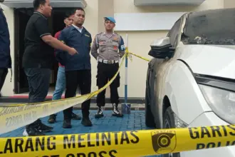 Kasat Reskrim dan jajaran saat menunjukkan mobil milik istri kades Hoho yang dibakar oleh mantan orang dekatnya, Selasa (19/5/2026). (Foto: Heri C)