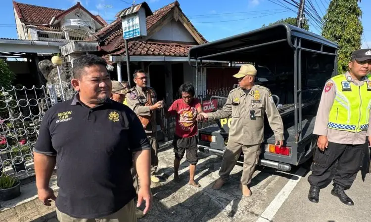 Geger! ODGJ Bawa Sajam di Jalan Soekarno Hatta Cilacap Diamankan Petugas
