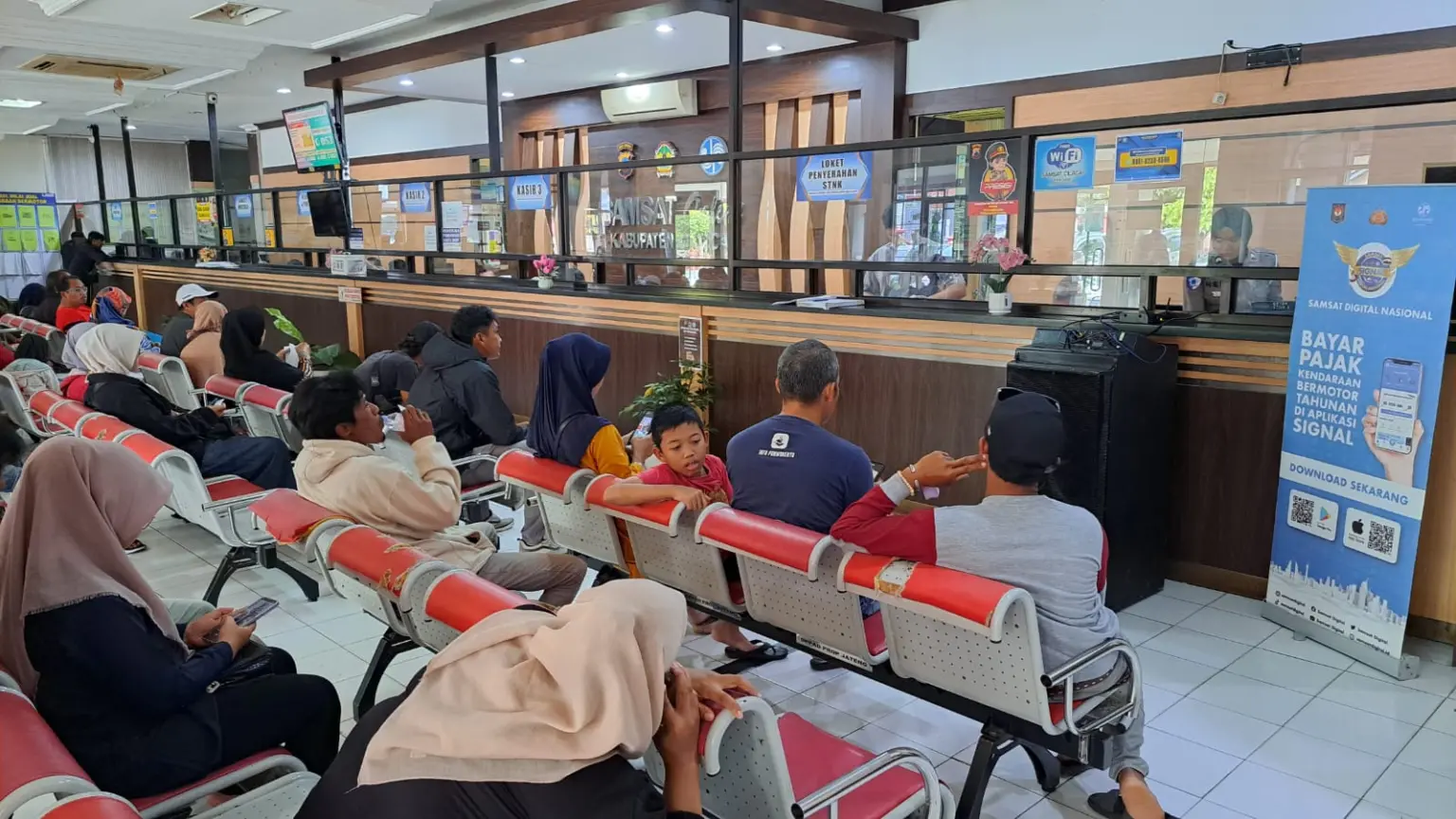 Layanan pembayaran pajak kendaraan bermotor tanpa TKP pemilik lama. (Faiz Ardani).