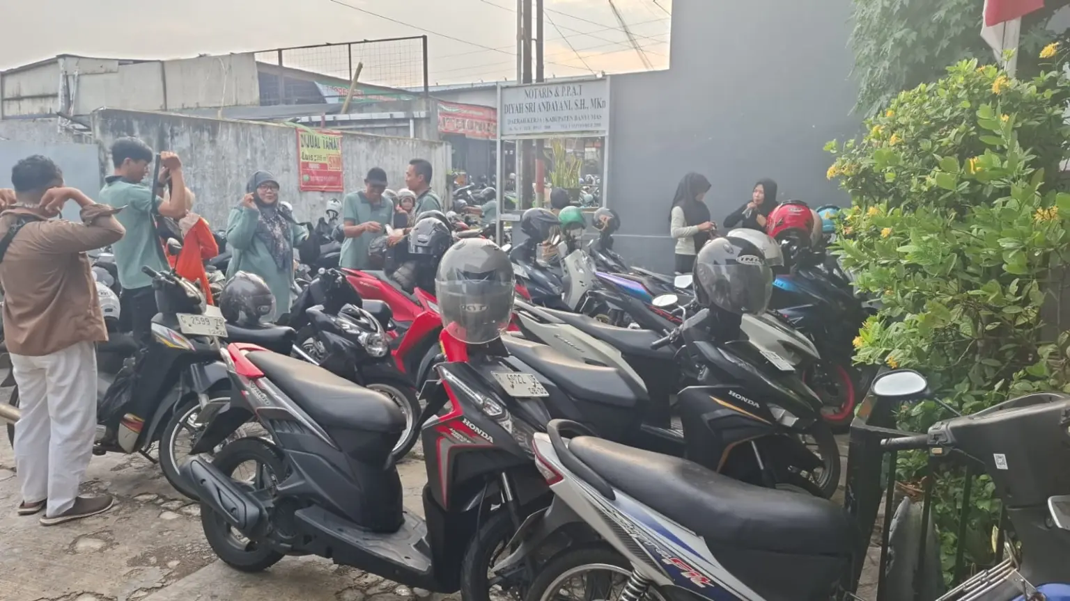 Acara Jalan Sehat Hardiknas di Banyumas Dikeluhkan Akibat Peserta Parkir Sembarang Tempat 