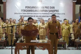 Plt Bupati Cilacap Lantik 137 PNS Baru, Ingatkan ASN Melayani dengan Hati