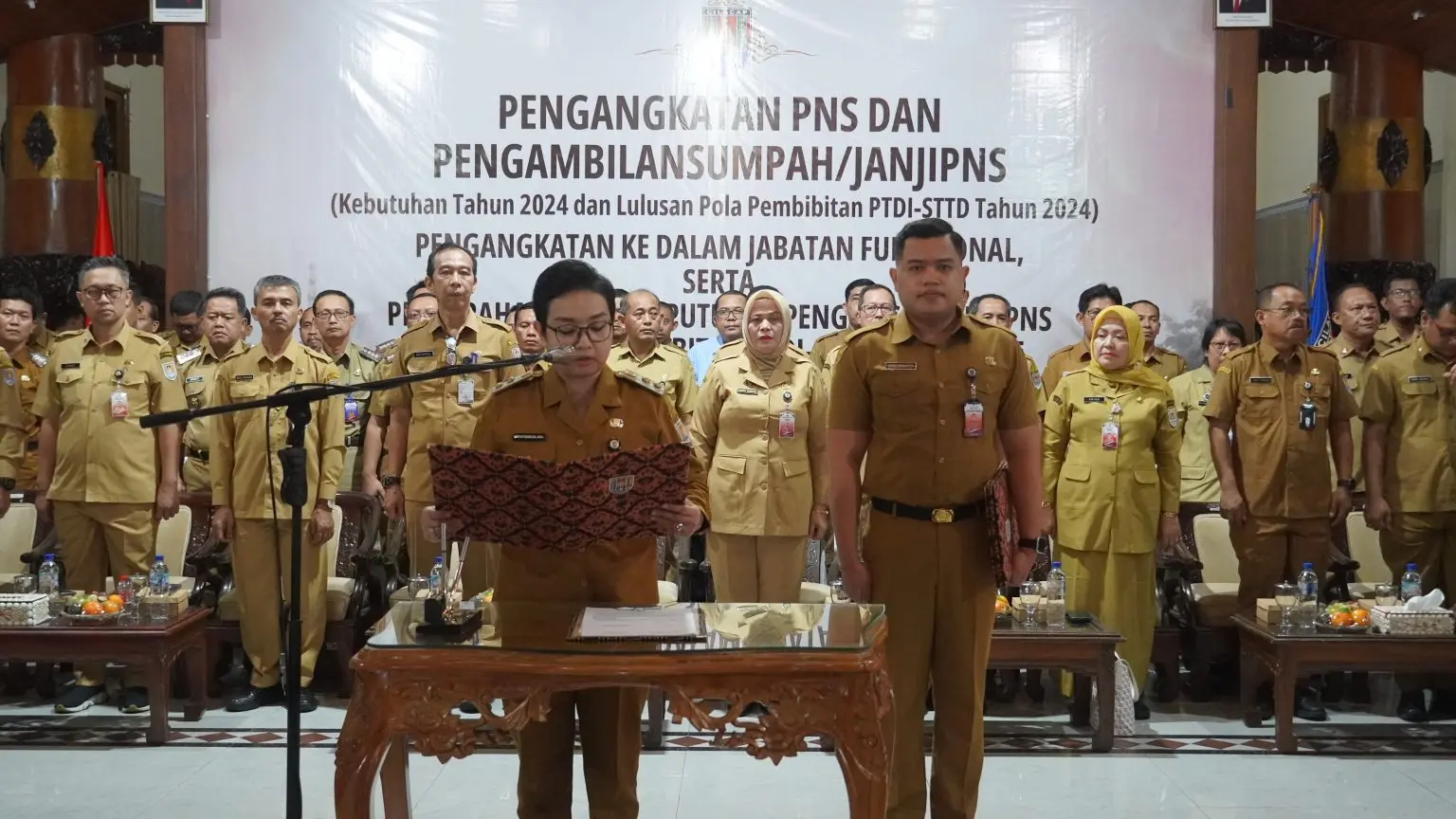 Plt Bupati Cilacap Lantik 137 PNS Baru, Ingatkan ASN Melayani dengan Hati