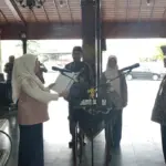 Bupati Banjarnegara (kiri) saat mengambil sumpah jabatan Hendro Cahyono (kanan) sebagai Sekda Banjarnegara, Selasa (19/5/2026). (foto: Heri C)