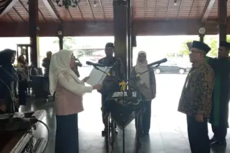 Bupati Banjarnegara (kiri) saat mengambil sumpah jabatan Hendro Cahyono (kanan) sebagai Sekda Banjarnegara, Selasa (19/5/2026). (foto: Heri C)