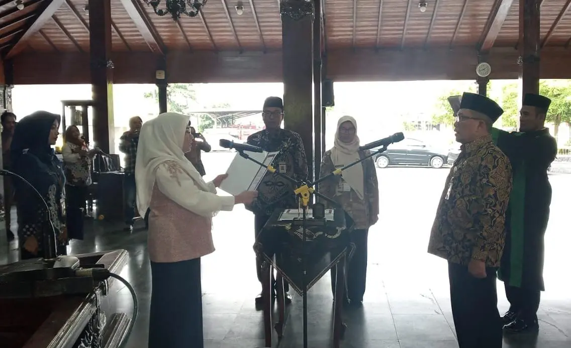 Bupati Banjarnegara (kiri) saat mengambil sumpah jabatan Hendro Cahyono (kanan) sebagai Sekda Banjarnegara, Selasa (19/5/2026). (foto: Heri C)
