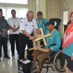 Pembukaan pelatihan pengolahan limbah pelepah pisang ditandai penyerahan alat kepada peserta. (Pemkab Cilacap).
