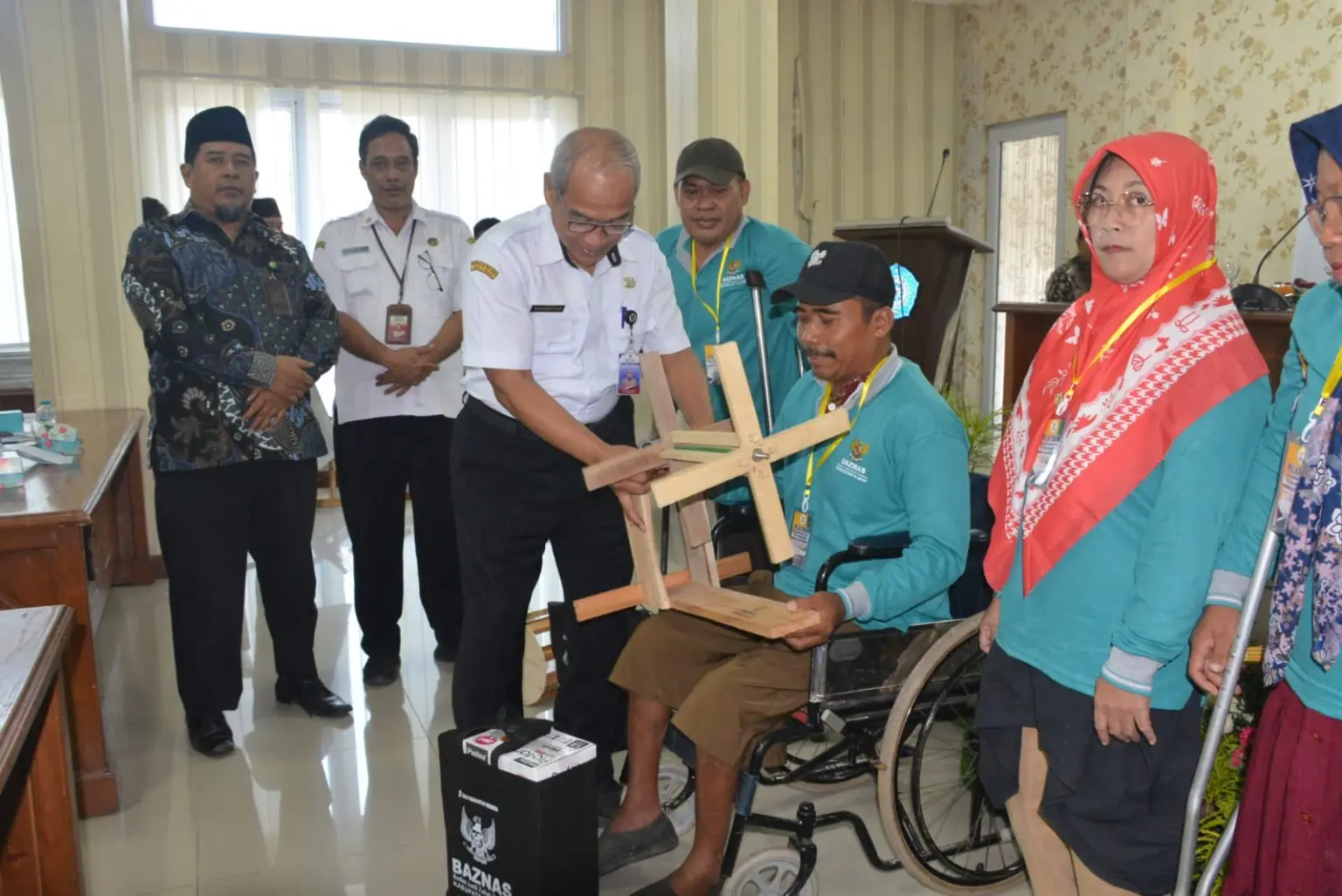 Pembukaan pelatihan pengolahan limbah pelepah pisang ditandai penyerahan alat kepada peserta. (Pemkab Cilacap).