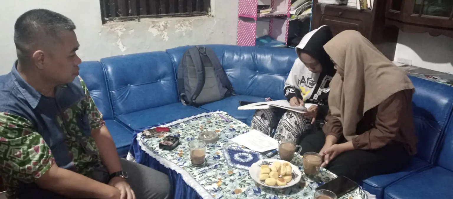 En dan Nov (kanan) didampingi Saripudin pengacara dari LBH Benteng Cakrawala Banjarnegara saat menulis surat untuk Bupati Banjarnegara, Selasa (5/5/2026). (Foto: LBH Benteng Cakrawala)