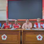 Jajaran pengurus PMI Cilacap saat memberikan keterangan terkait penggunaan bulan dan mekanismepembiayaan donor darah. (Faiz Ardani).