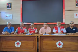 Jajaran pengurus PMI Cilacap saat memberikan keterangan terkait penggunaan bulan dan mekanismepembiayaan donor darah. (Faiz Ardani).