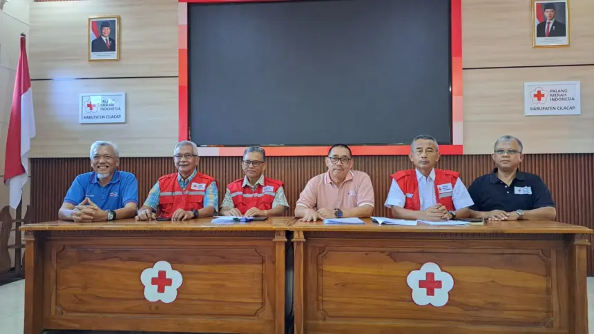 Jajaran pengurus PMI Cilacap saat memberikan keterangan terkait penggunaan bulan dan mekanismepembiayaan donor darah. (Faiz Ardani).