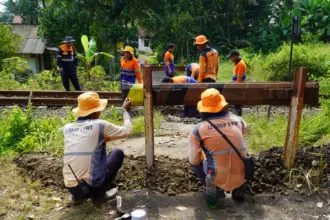 132 Kereta Melintas Setiap Hari, KAI Tutup Perlintasan Ilegal di Cilacap