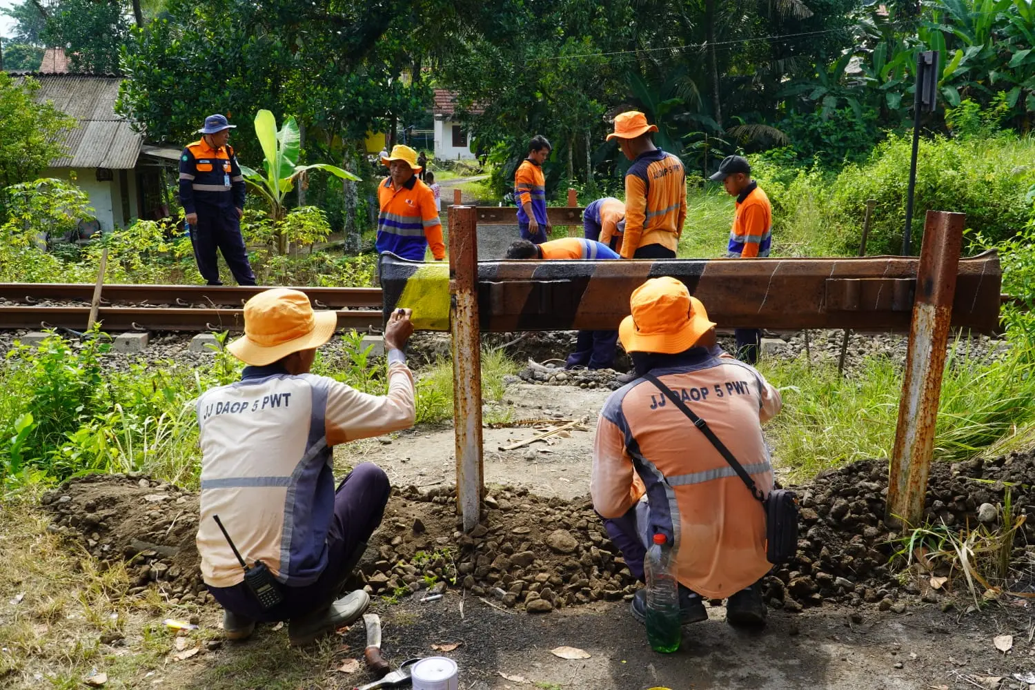 132 Kereta Melintas Setiap Hari, KAI Tutup Perlintasan Ilegal di Cilacap