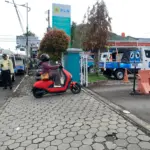 Pegawai PLN UP3 Cilacap menggunakan kendaraan listrik saat ke kantor. (PLN).
