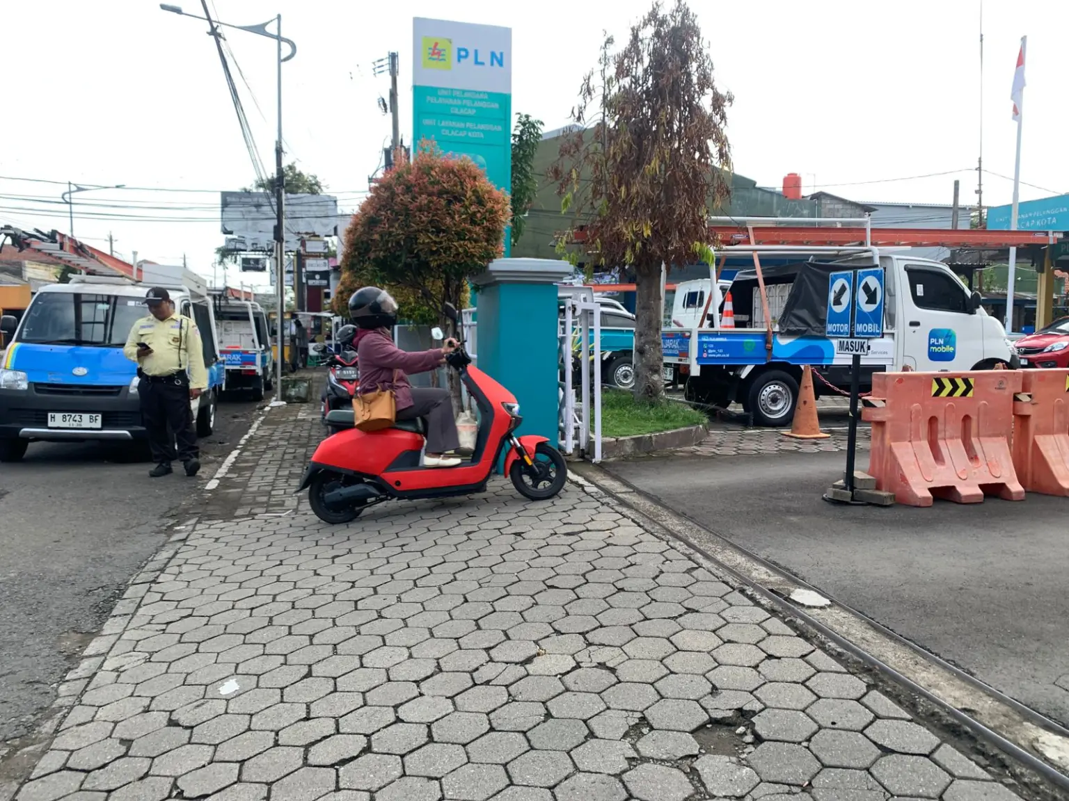Pegawai PLN UP3 Cilacap menggunakan kendaraan listrik saat ke kantor. (PLN).