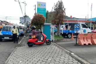 Pegawai PLN UP3 Cilacap menggunakan kendaraan listrik saat ke kantor. (PLN).