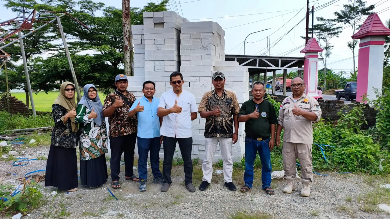 Peduli Lingkungan Desa Danaraja Banjarnegara, PT Superior Porcelain Sukses Salurkan Bantuan Material Bangunan