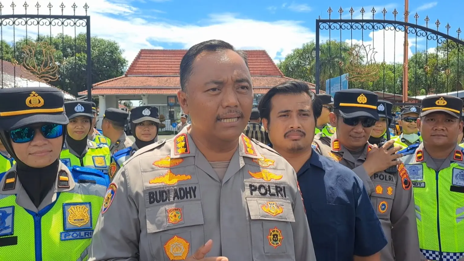 Kapolresta Cilacap Kombes Pol Budi Adhy Buono saat memberikan keterangan terkait dugaan ratusan santri alami keracunan mbg. (Faiz Ardani).