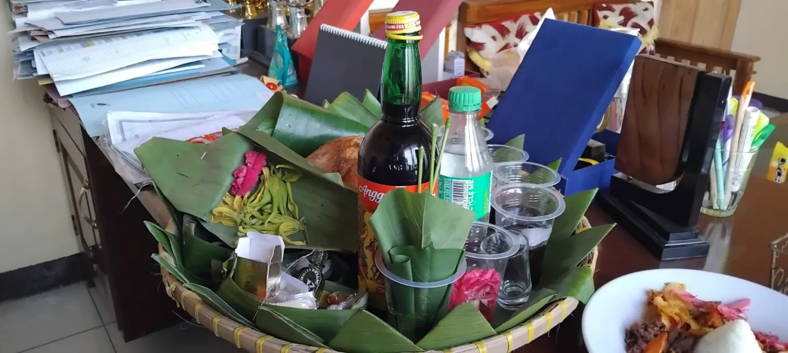 Minuman Khusus dalam Sesaji Memetri Bumi di Maos Kidul Cilacap. (Dok).