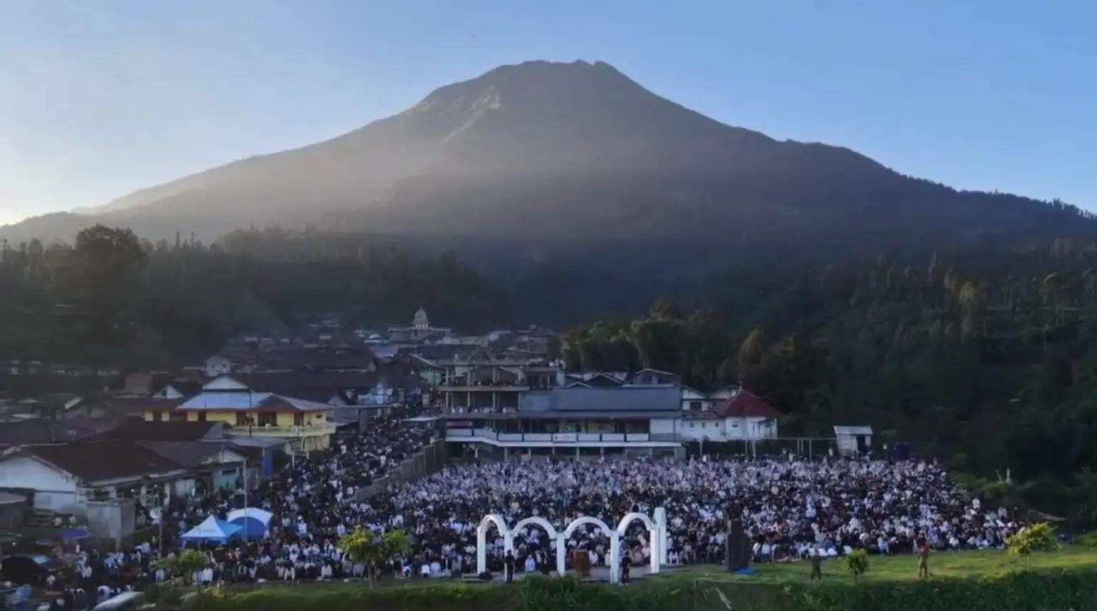 Fenomena Shalat Idul Adha diantara Gunung Sindoro Sumbing