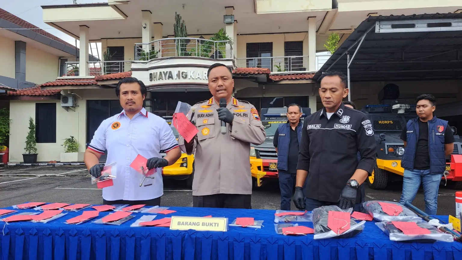Kapolresta Cilacap Kombes Pol Budi Adhy Buono didampingi Kasatreskrim dan Kasi Humas menunjukkan barang bukti curanmor. (Faiz Ardani).