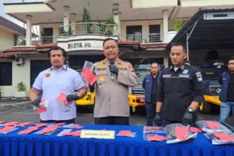 Kapolresta Cilacap Kombes Pol Budi Adhy Buono didampingi Kasatreskrim dan Kasi Humas menunjukkan barang bukti curanmor. (Faiz Ardani).