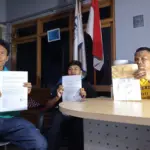 Vemas Aditia Putra, warga Banjarnegara didampingi kuasa hukumnya, Djoko Susanto, di Kantor Klinik Hukum Purwokerto, Selasa (12/05/2026) malam.