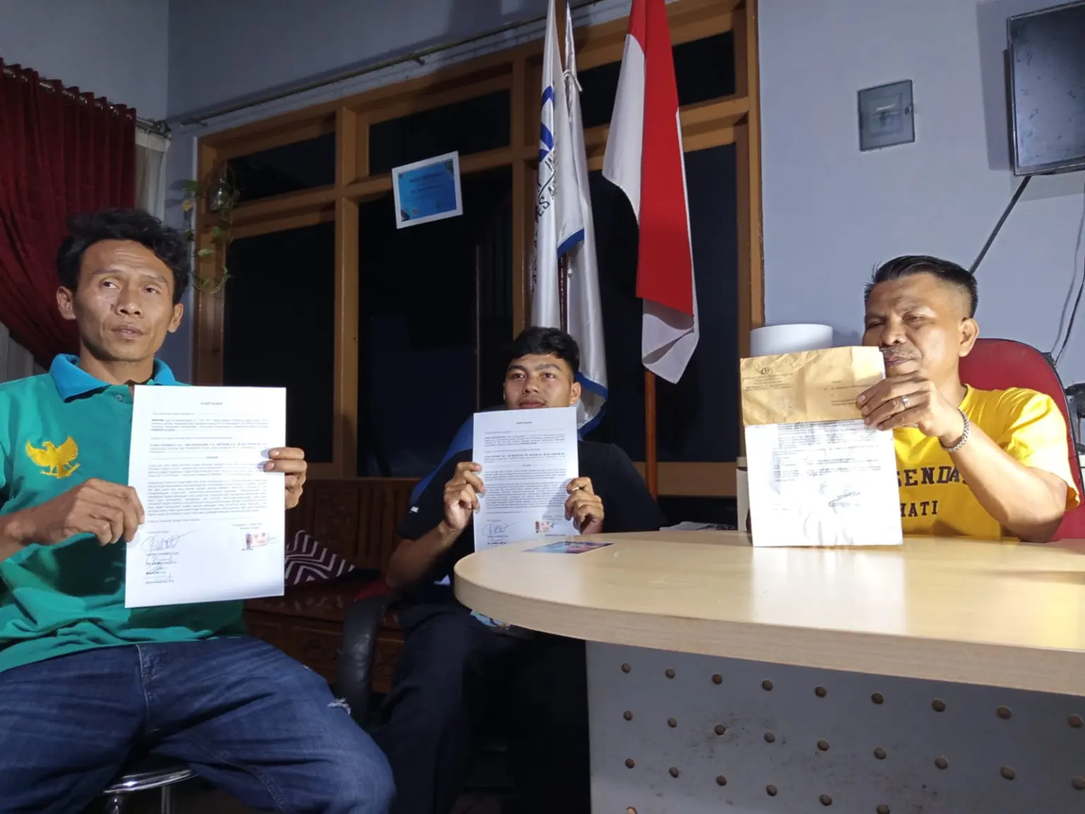 Vemas Aditia Putra, warga Banjarnegara didampingi kuasa hukumnya, Djoko Susanto, di Kantor Klinik Hukum Purwokerto, Selasa (12/05/2026) malam.