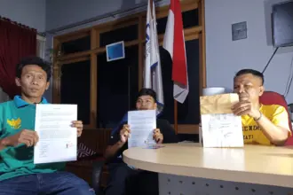 Vemas Aditia Putra, warga Banjarnegara didampingi kuasa hukumnya, Djoko Susanto, di Kantor Klinik Hukum Purwokerto, Selasa (12/05/2026) malam.