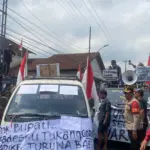 Ratusan Warga Banjaranyar Geruduk Balai Desa, Desak Kades Mundur