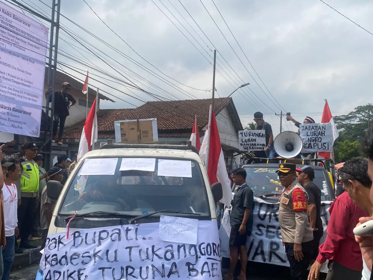 Ratusan Warga Banjaranyar Geruduk Balai Desa, Desak Kades Mundur