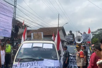 Ratusan Warga Banjaranyar Geruduk Balai Desa, Desak Kades Mundur