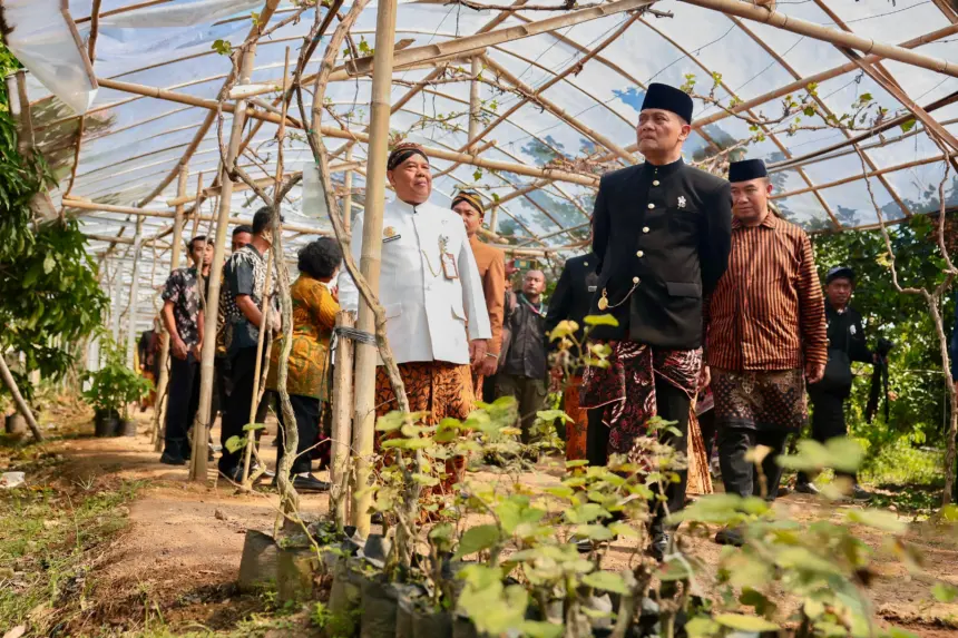 Gubernur mengunjungi sekolah tani