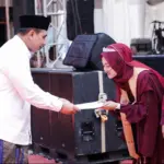 Wagub Jateng saat serahkan bisarah pada penghafal quran
