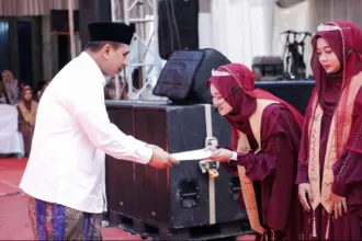 Wagub Jateng saat serahkan bisarah pada penghafal quran