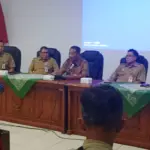 Pj Sekda saat memberikan keterangan pers terkait seleksi perangkat desa di Desa Purwasaba. (dok. kominfo)