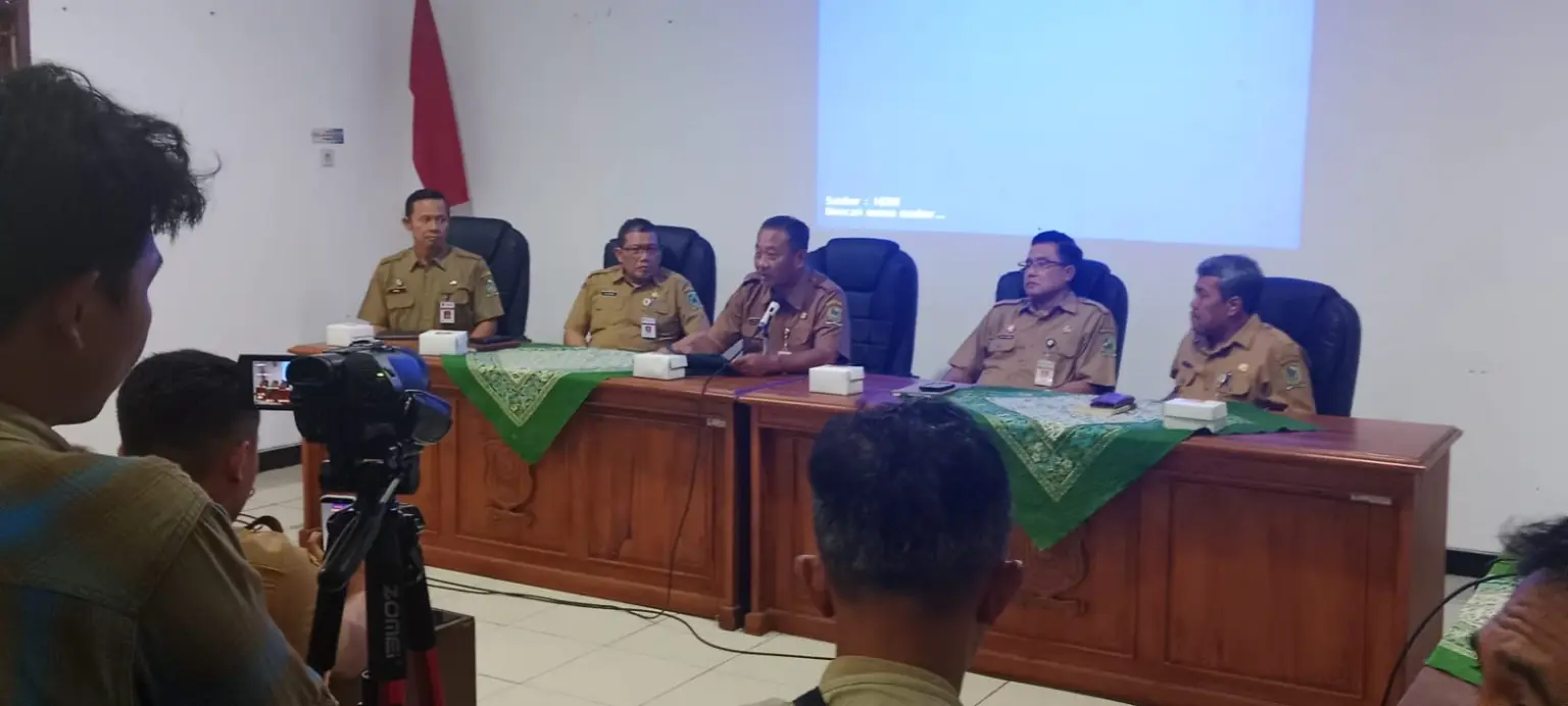 Pj Sekda saat memberikan keterangan pers terkait seleksi perangkat desa di Desa Purwasaba. (dok. kominfo)