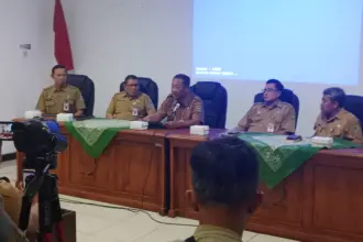 Pj Sekda saat memberikan keterangan pers terkait seleksi perangkat desa di Desa Purwasaba. (dok. kominfo)